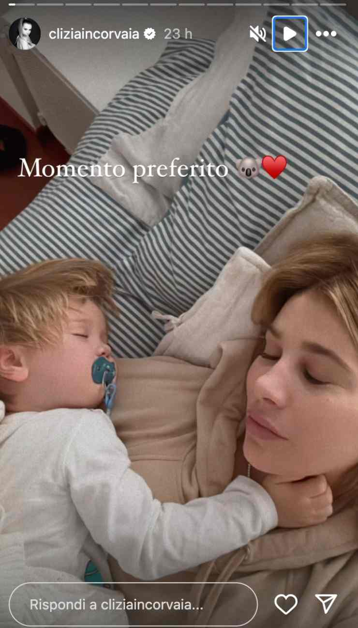 Clizia Incorvaia condivide una foto a letto con il figlio